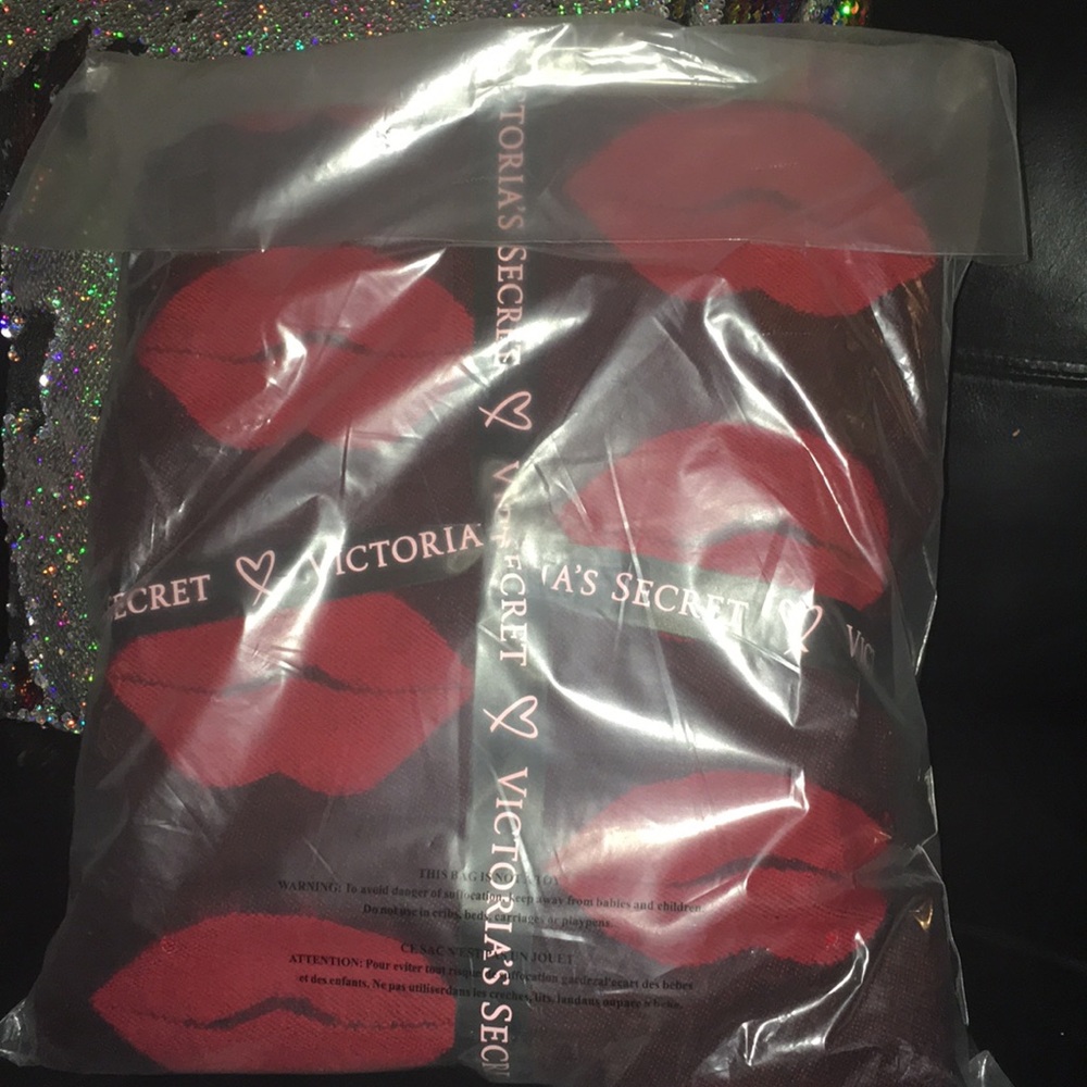 New VS Red Lips BLNKT/Throw